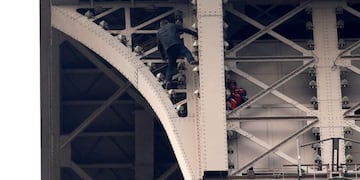 Evacúan y cierran la Torre Eiffel por un hombre que escala el monumento\u002E (EFE)