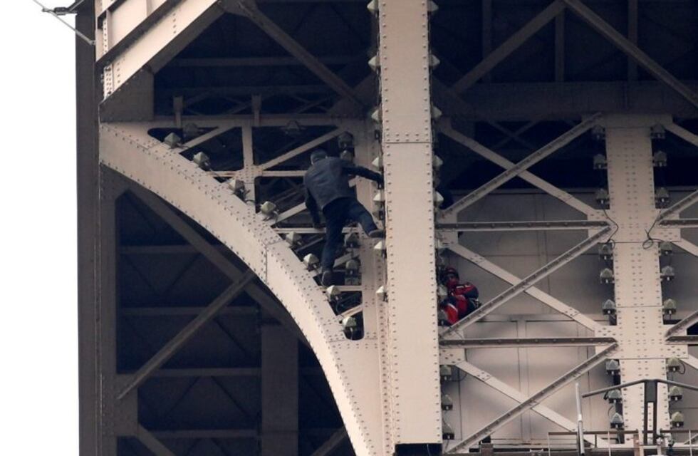 Evacúan y cierran la Torre Eiffel por un hombre que escala el monumento