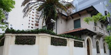 La casa combina un estilo de elementos de arquitectura española e italiana (web)\u002E