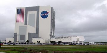 KSC01 CABO CAÑAVERAL (ESTADOS UNIDOS) 22/5/2009\u002E- Vista exterior del Centro Espacial Kennedy de Cabo Cañaveral, Florida (EEUU), hoy 22 de mayo de 2009\u002E La agencia espacial estadounidense ha aplazado hasta el sábado el descenso del Atlantis debido al mal tiempo en el estado de Florida, a donde estaba prevista hoy la llegada del transbordador tras su misión al telescopio Hubble\u002E De registrarse algún imprevisto, el transbordador podría intentar descender en la base Edwards de la Fuerza Aérea en California\u002E EFE/Gary I\u002E Rothstein eeuu florida cabo cañaveral edificio ensamblado naves espaciales de la nasa centro espacial de cabo cañaveral