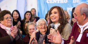 La ex presidenta argentina Cristina Fernández de Kirchner el en un centro de jubilados en Lomas de Zamora, Argentina\u002E (DPA)