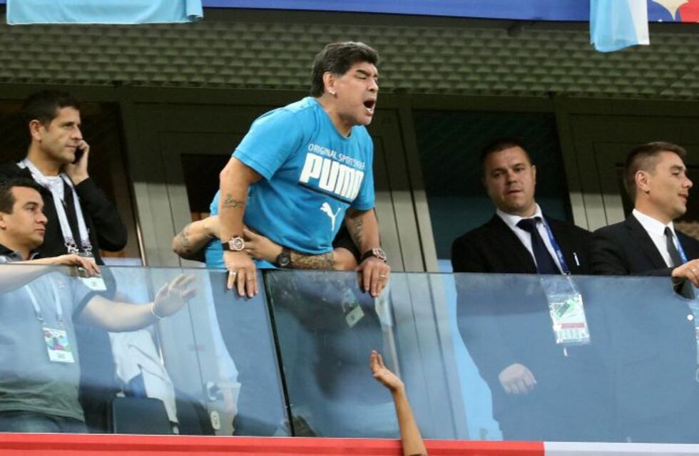 Maradona se descompuso en el estadio tras el partido de Argentina-Nigeria