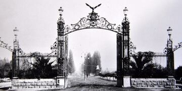 Los Portones, desde 1907 definen el ingreso al Parque.