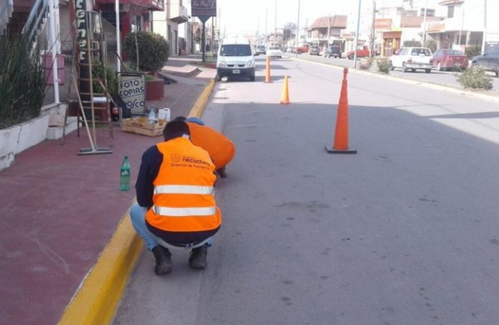 Se realizan tareas de demarcación y señalización de paradas de micros