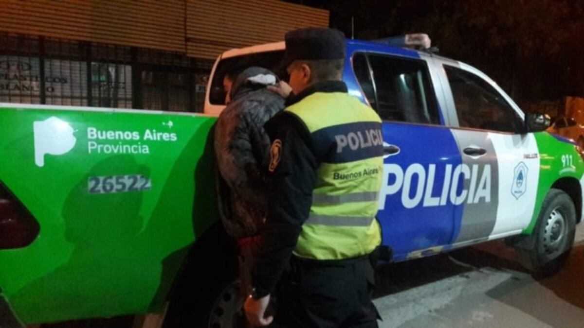 Dos hombres detenidos por robar y golpear a su vecino