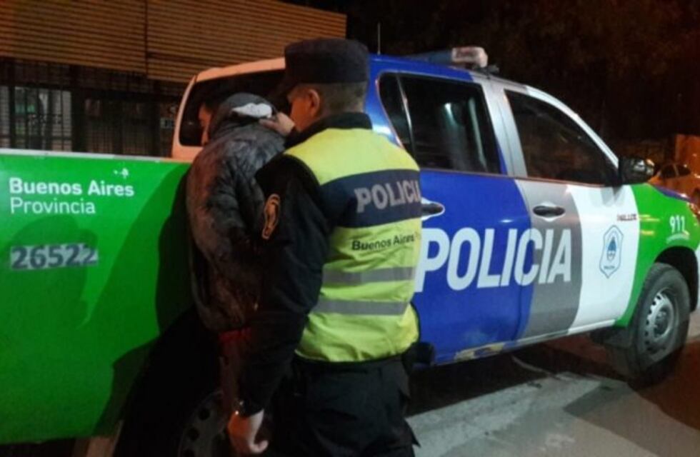 Fueron detenidos por golpear y robar a un vecino cuando este dormía