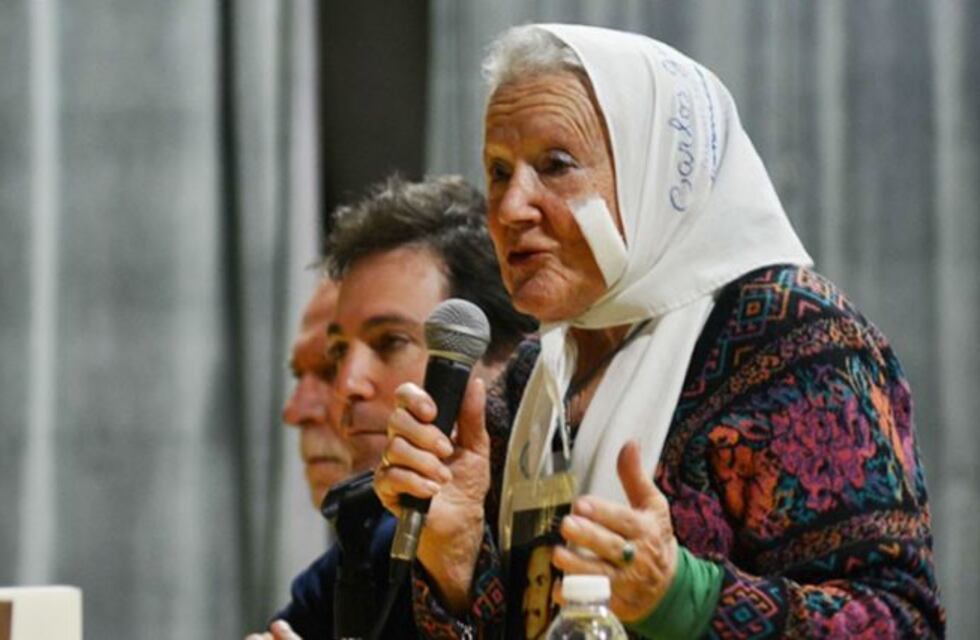 Presentaron un libro sobre la vida de Nora Cortiñas en el Aula Magna