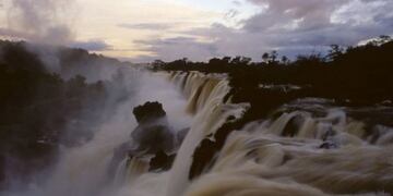 Garganta del Diablo bajo la luz lunar\u002E (portaldacidade)