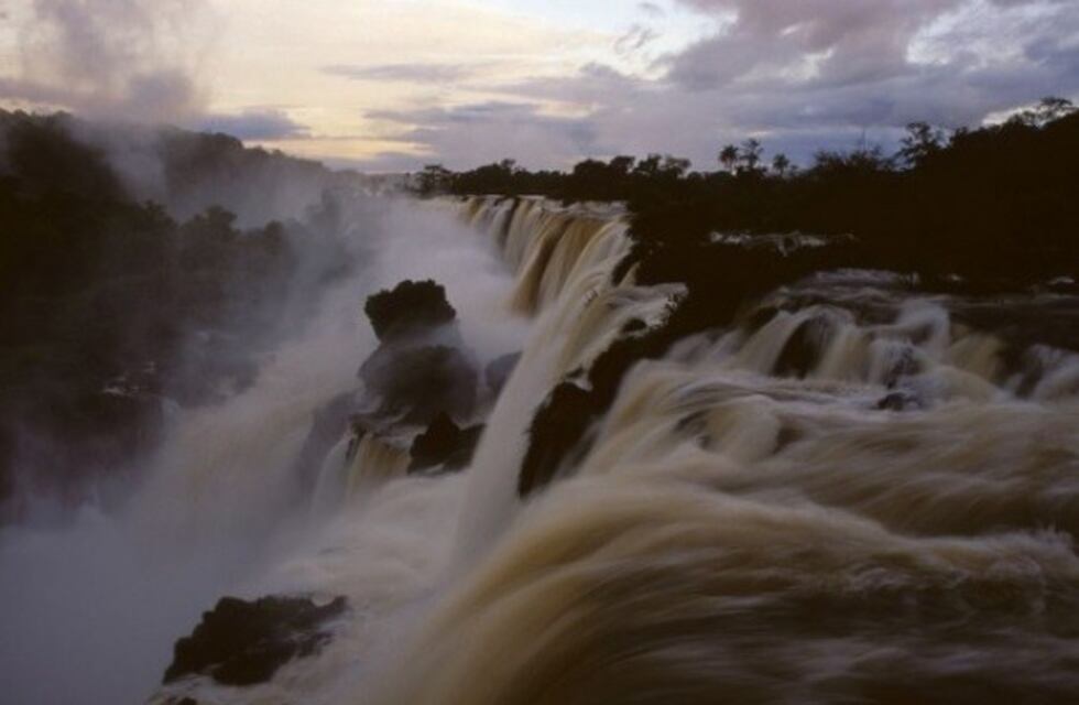 Garganta del Diablo iluminada por la luna: en Brasil dicen "no te lo pierdas"