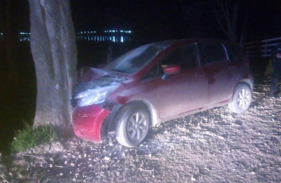 Automóvil colisionó contra un árbol, hay cuatro personas hospitalizas