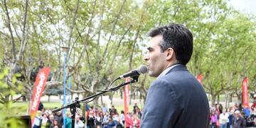 El Intendente Municipal brindando el discurso en conmemoración del Aniversario del distrito\u002E