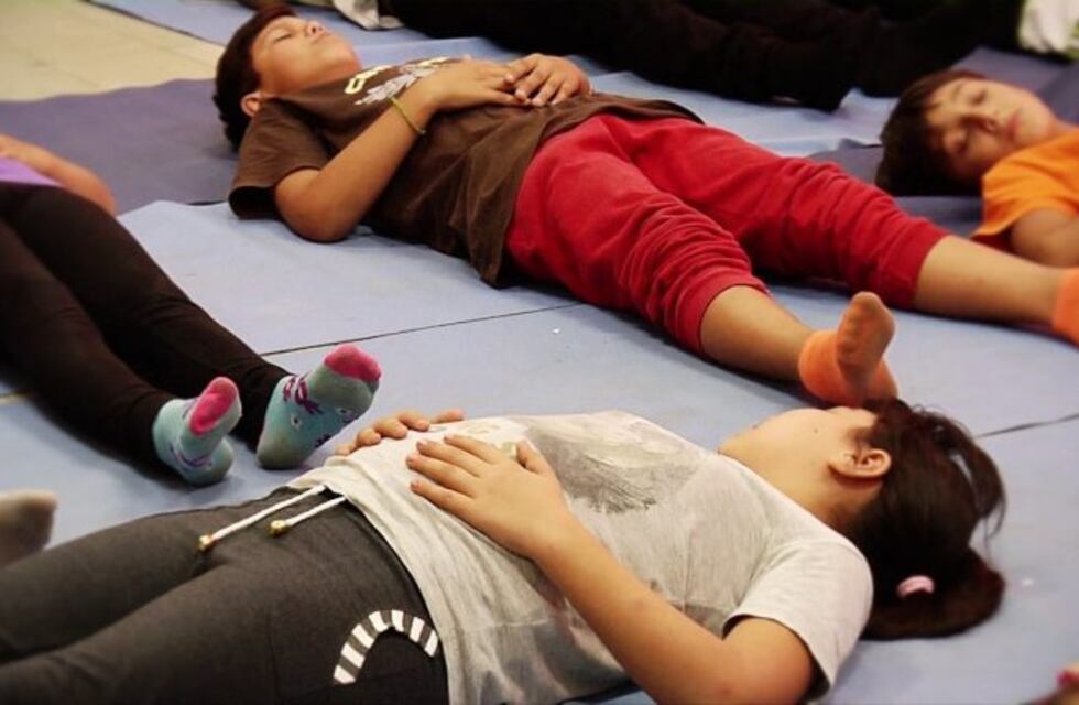 Mes de las infancias: yoga y arte para la familia en el Liceo Municipal