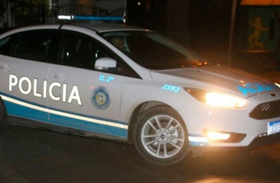 Un ladrón robó un estereo de un auto y en el lugar se olvidó su moto