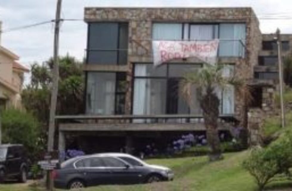 Argentinos desvalijados en Punta del Este colgaron un cartel para quejarse: "Acá también robaron"