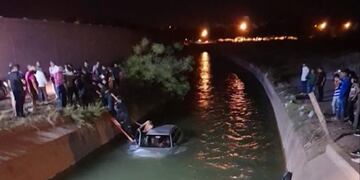 Rivadavia: Hizo una mala maniobra con su auto y cayó a un canal