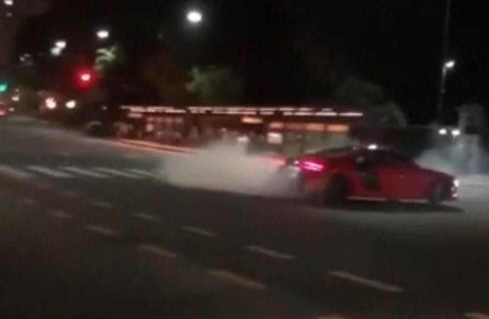 Un hombre realizó trompos con un auto deportivo en pleno Palermo