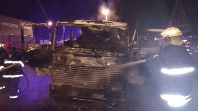 El camiu00f3n fue incendiado tras el siniestro en San Lorenzo.
