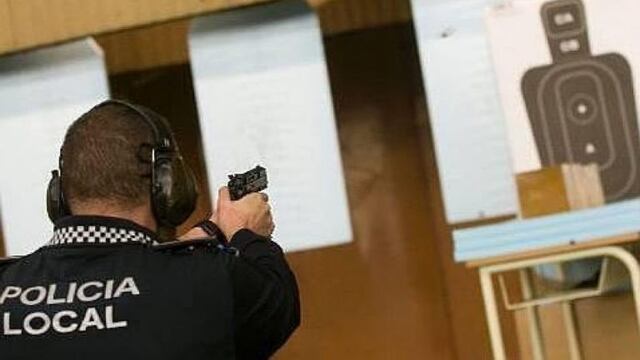 Un policía fue a rendir tiro y se disparó en la pierna