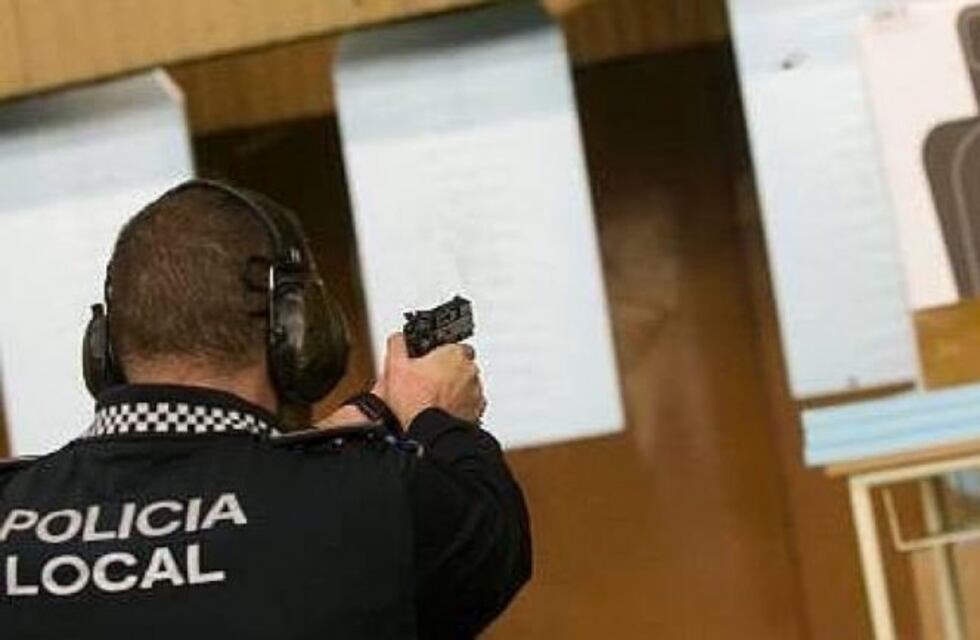 Un policía fue a rendir tiro y se disparó en la pierna