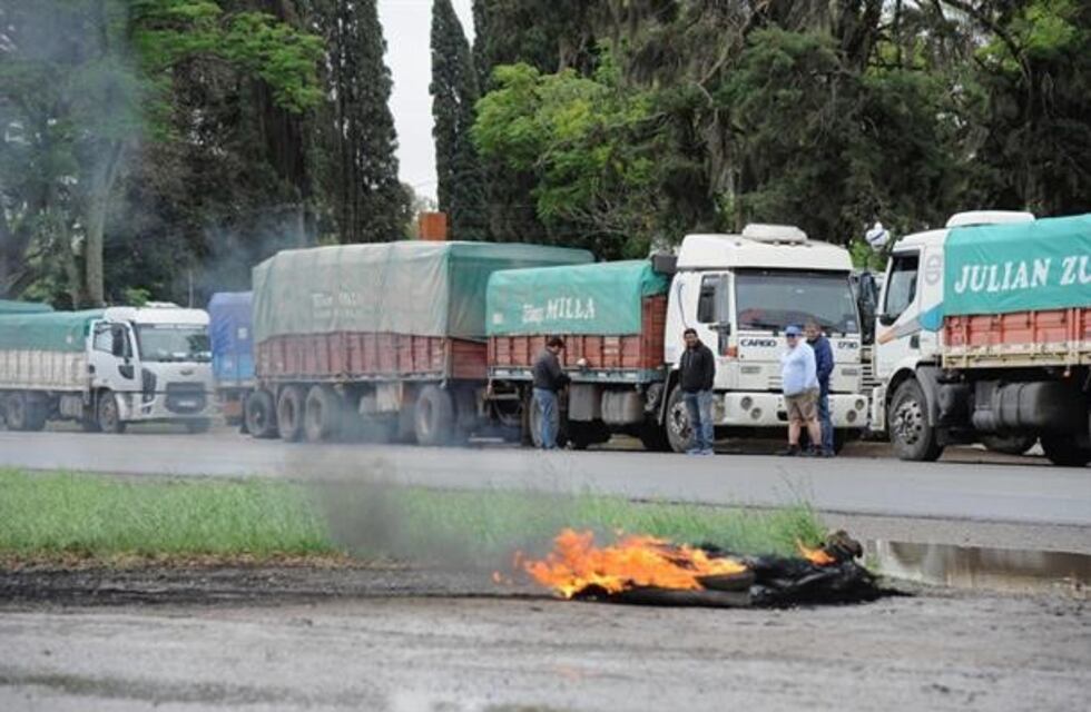 Transportistas se manifiestan en las rutas en reclamo de la actualización de tarifas