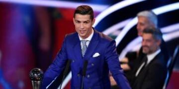 Cristiano Ronaldo, premio The Best al mejor futbolista de la FIFA 2016. / AFP PHOTO / Fabrice COFFRINI