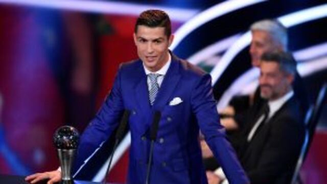 Cristiano Ronaldo, premio The Best al mejor futbolista de la FIFA 2016. / AFP PHOTO / Fabrice COFFRINI