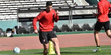Alexis Cuello, volante por izquierda, ya entrena en un Instituto que trabajó en el Kempes y espera el fútbol\u002E