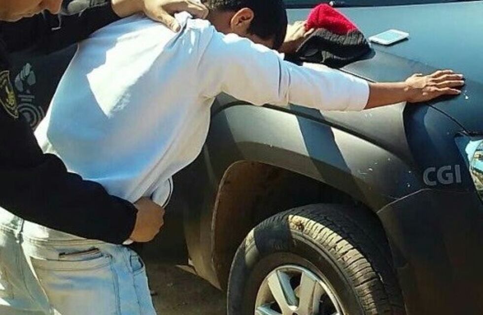 Detuvieron a un hombre que agredió con un cuchillo a su ex mujer y prendió fuego su casa