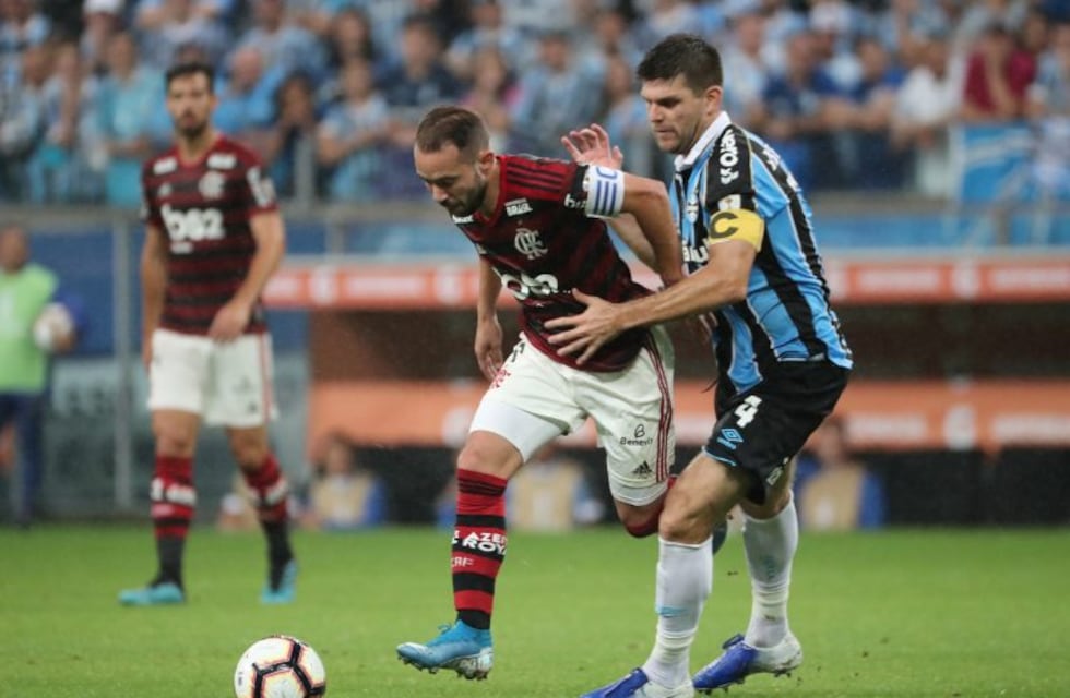 Copa Libertadores: en la ida, Gremio y Flamengo igualaron 1-1 con tres goles anulados por Néstor Pitana