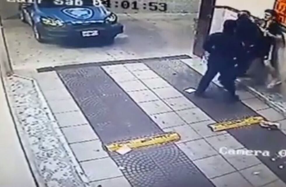 Dos policías agredieron brutalmente al dueño de un albergue transitorio