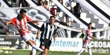 Facundo Agüero en uno de los muchos ataques que debió soportar el área Albirroja\u002E Flojo partido de Instituto\u002E