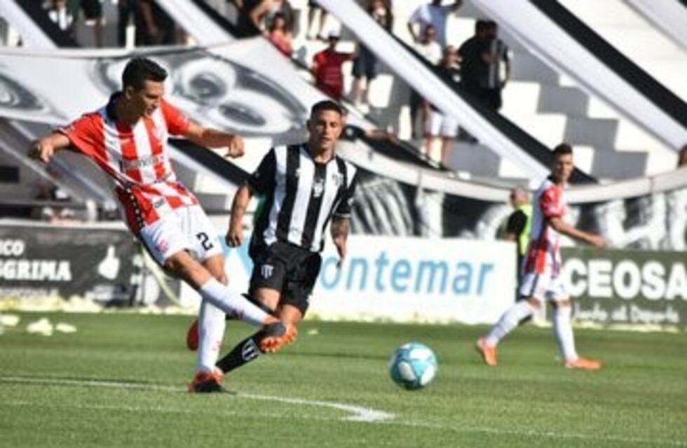 Instituto aguantaba como podía en Mendoza, pero terminó con nueve y el Lobo le ganó bien