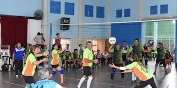 Adultos mayores jugando newcom en San Luis.