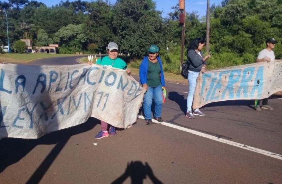 Productores cortan la ruta 12 y realizan un verdurazo