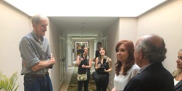 Ernesto Finito Gehrmann con la expresidenta Cristina Fernández a quien lo acompañaba el ex funcionario Oscar Parrilli\u002E (Twitter Argüello)