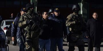 DYN02, BUENOS AIRES, 07/06/2016, TRASLADO DESDE LA SUPERINTENDENCIA DE INVESTIGACIONES DE LA PFA DEL DETENIDO EZEQUIEL MACHUCA, INTEGRANTE DE LA BANDA DELICTIVA “LOS MONOS” Y CONOCIDO COMO “MONCHI” CANTERO, HACIA ROSARIO\u002E CON LA PRESENCIA DE LA MINISTRA PATRICIA BULLRICH Y EL JEFE DE LA PFA, NÉSTOR RONCAGLIA\u002E FOTO:DYN/ALBERTO RAGGIO\u002E buenos aires Ramon Ezequiel Machuca alias el monchi detencion y traslado narcotraficante de la banda de los monos en flores narcotrafico narcotraficantes arrestos detenciones