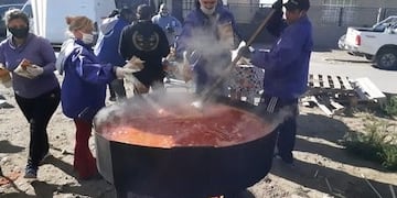 Guiso solidario: repartieron más de mil porciones en el barrio 17 de Octubre