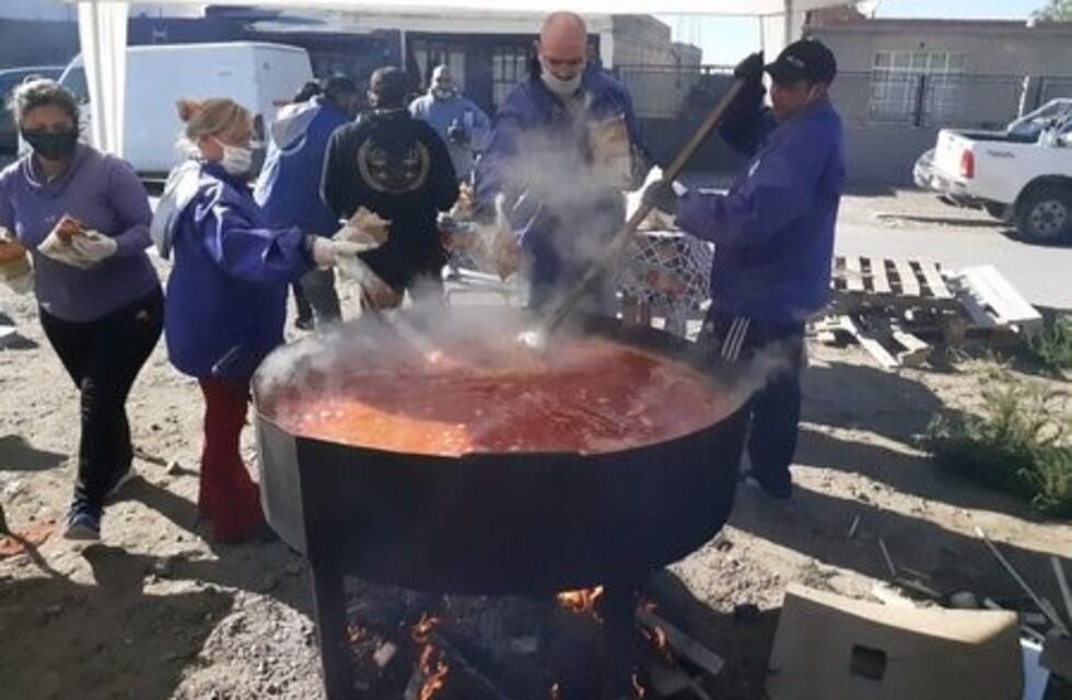 Guiso solidario: repartieron más de mil porciones en el barrio 17 de Octubre