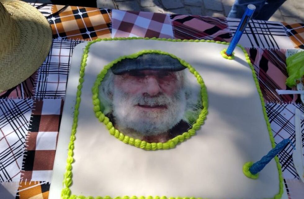 Alta Gracia: Pepe festejó su cumpleaños rodeado de vecinos de la ciudad