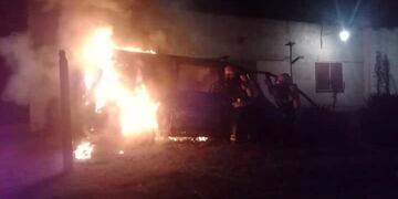 Una ambulancia y el destacamento policial afectados por el fuego