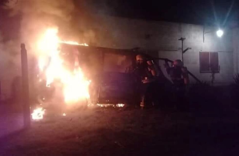 Villa Quillinzo: se incendió una ambulancia y un destacamento policial