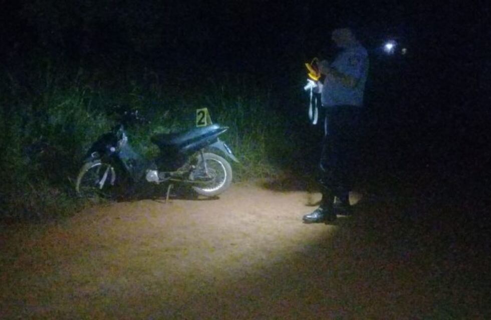 Circulaba sin luces en la moto y atropelló a un peatón