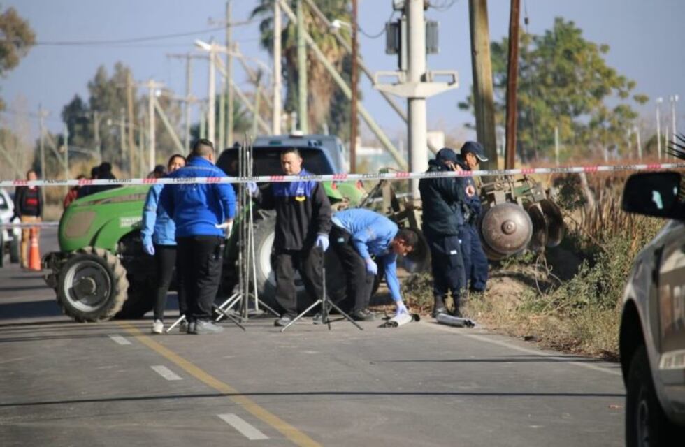 Tragedia: manejaba un tractor, cayó a un desagüe y murió
