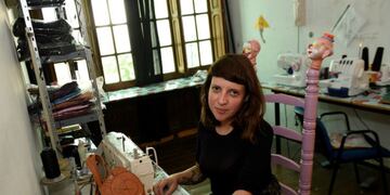 Carteras realizadas con juguetes reciclados\u002E