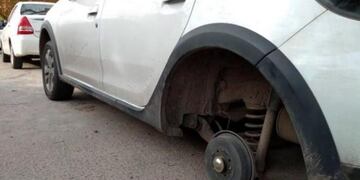 Un ladrón perdió parte de un dedo cuando robaba la rueda de un auto\u002E