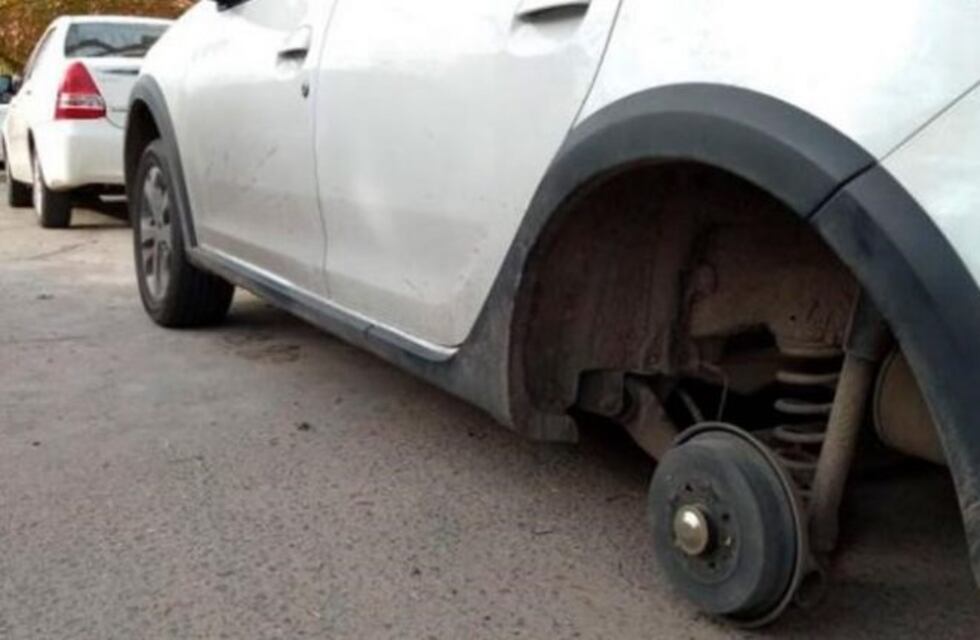 Córdoba insegura: robaba una rueda de un auto y perdió parte de un dedo