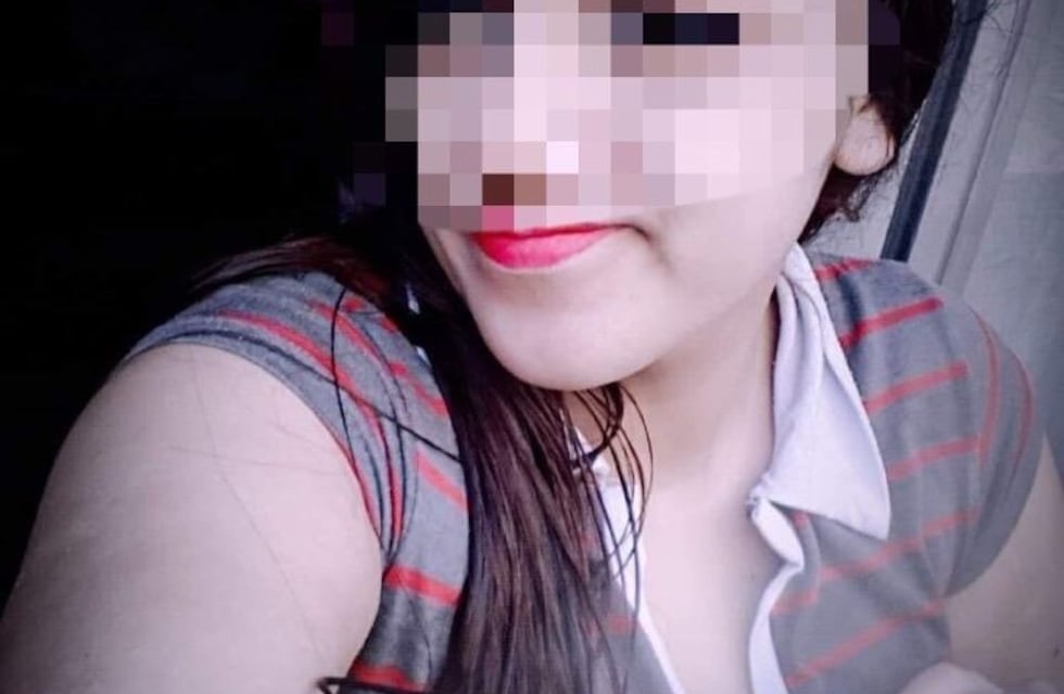 Tiene 17 años, tuvo una bebé en un parto casero y le cortó el cuello con una tijera