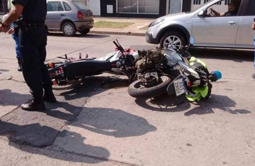 Una mochila provocó el choque entre dos motos en medio de una maniobra de sobrepaso