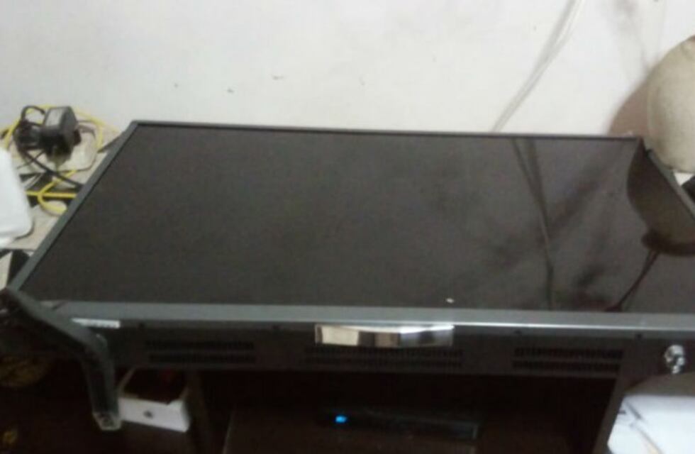 Escapaban en moto con un televisor, la policía advirtió el robo y lo abandonaron