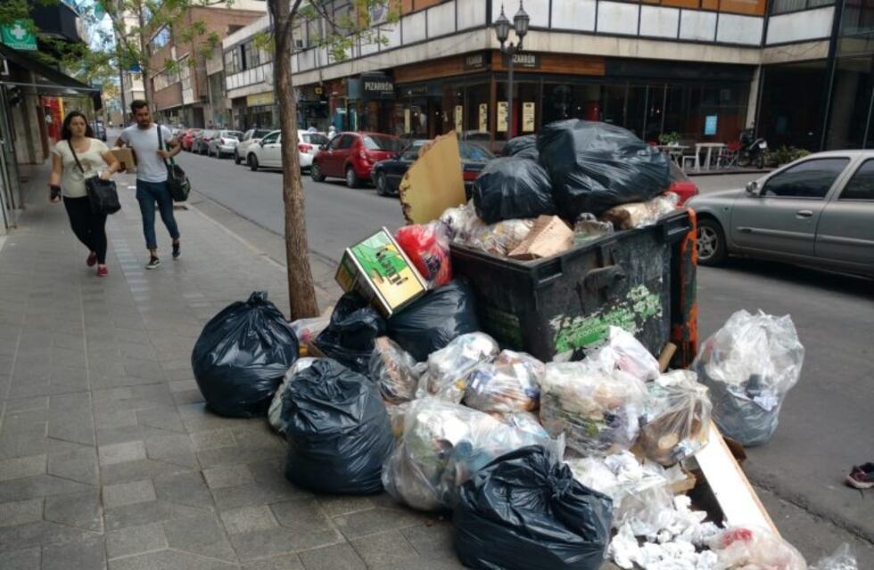 Se acumula basura en las calles, otra de las consecuencias del paro general